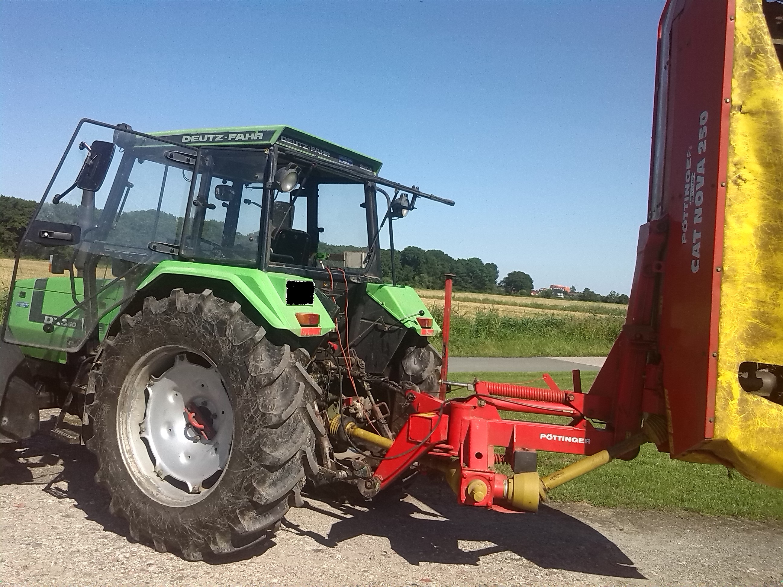 Deutz-fahr Dx 3.60 mit Pöttinger Cat Nova 250 Arbeitsbreite 2,50m (Mein Nachbar hat ein Dx 6.10 der läuft auch top)Das Bild wurde letztes Jahr im Mai beim Erstem Schnitt aufgenommen
