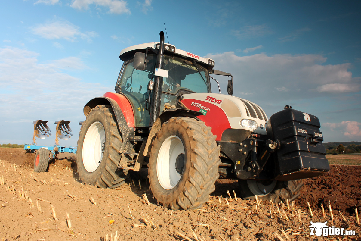 Steyr 6135 Profi mit Lemken Pflug