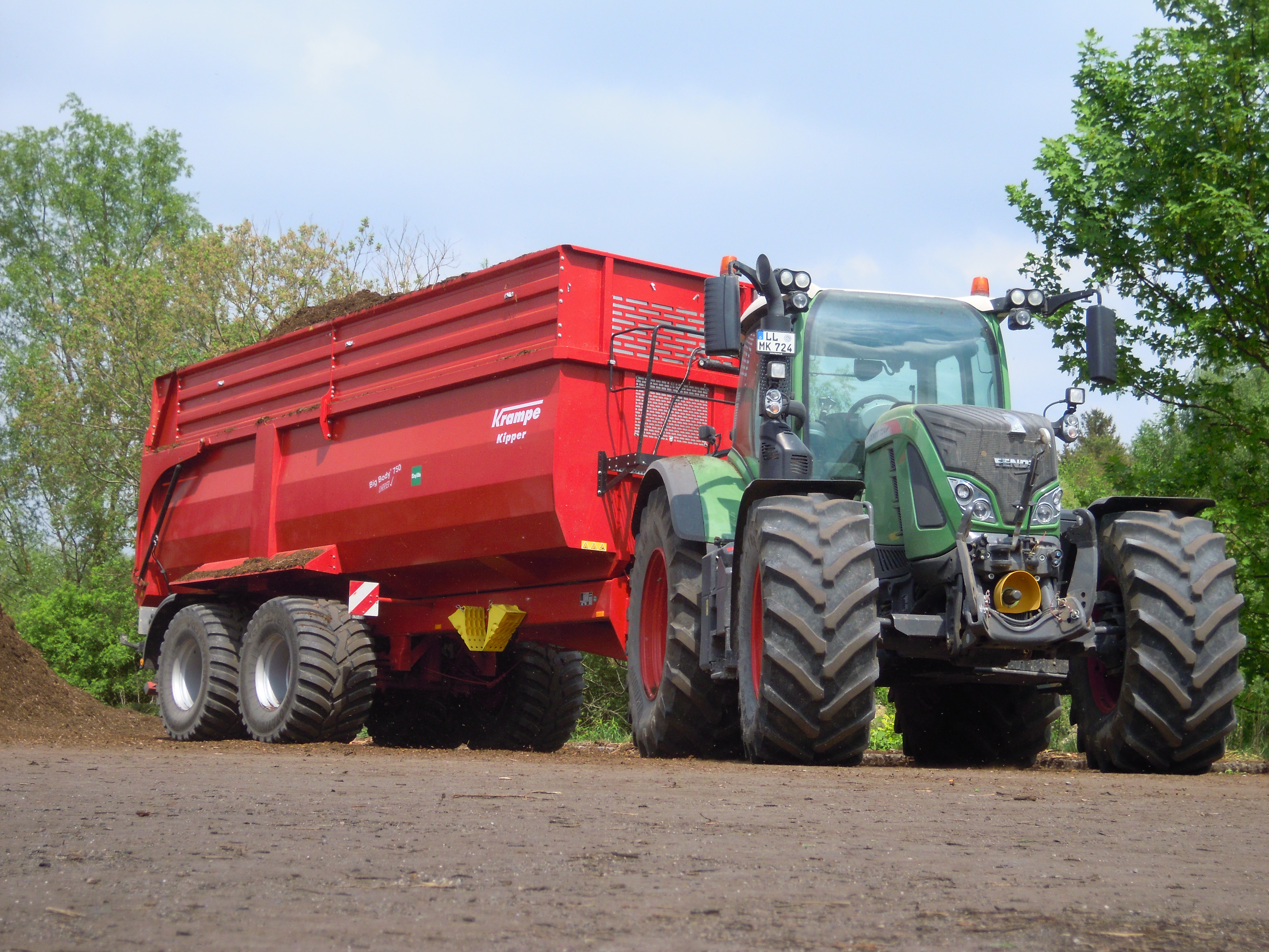 Fendt 724 Vario mit Krampe Big Body 750