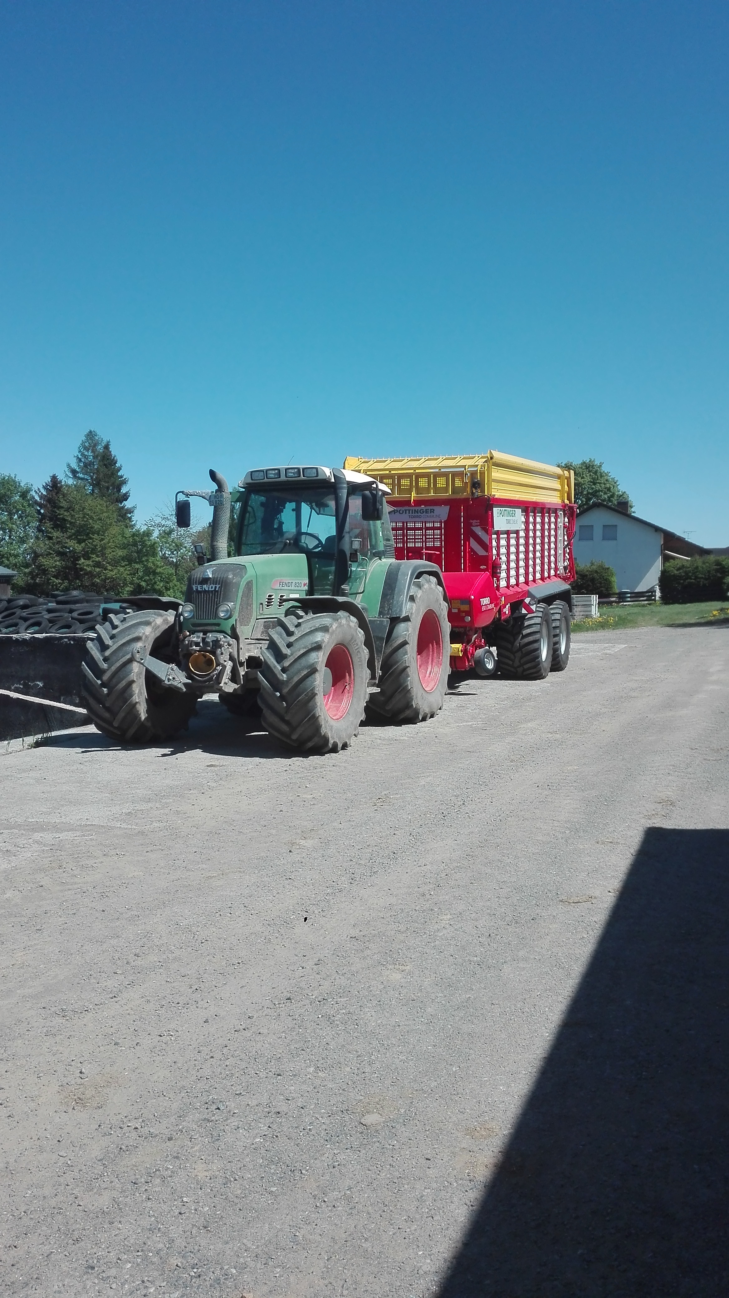 Fendt 820 TMS Vario mit Pöttinger TORRO COMBILINE 6510 L beim ersten Schnitt