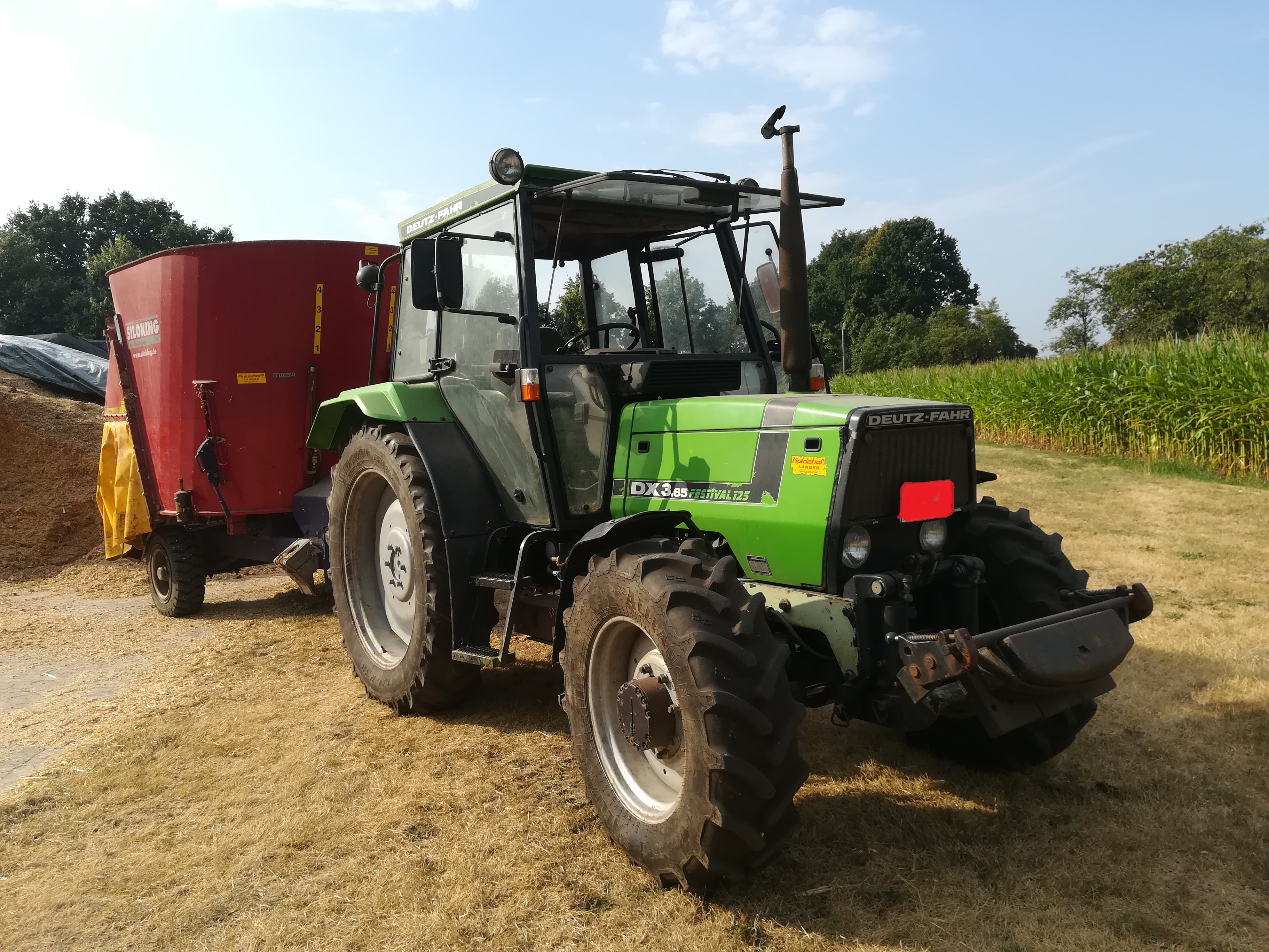 Mal ein Bild von unserm Deutz -Fahr DX 3.65 Festival 125 und Siloking 7 km3 Mischwagen.