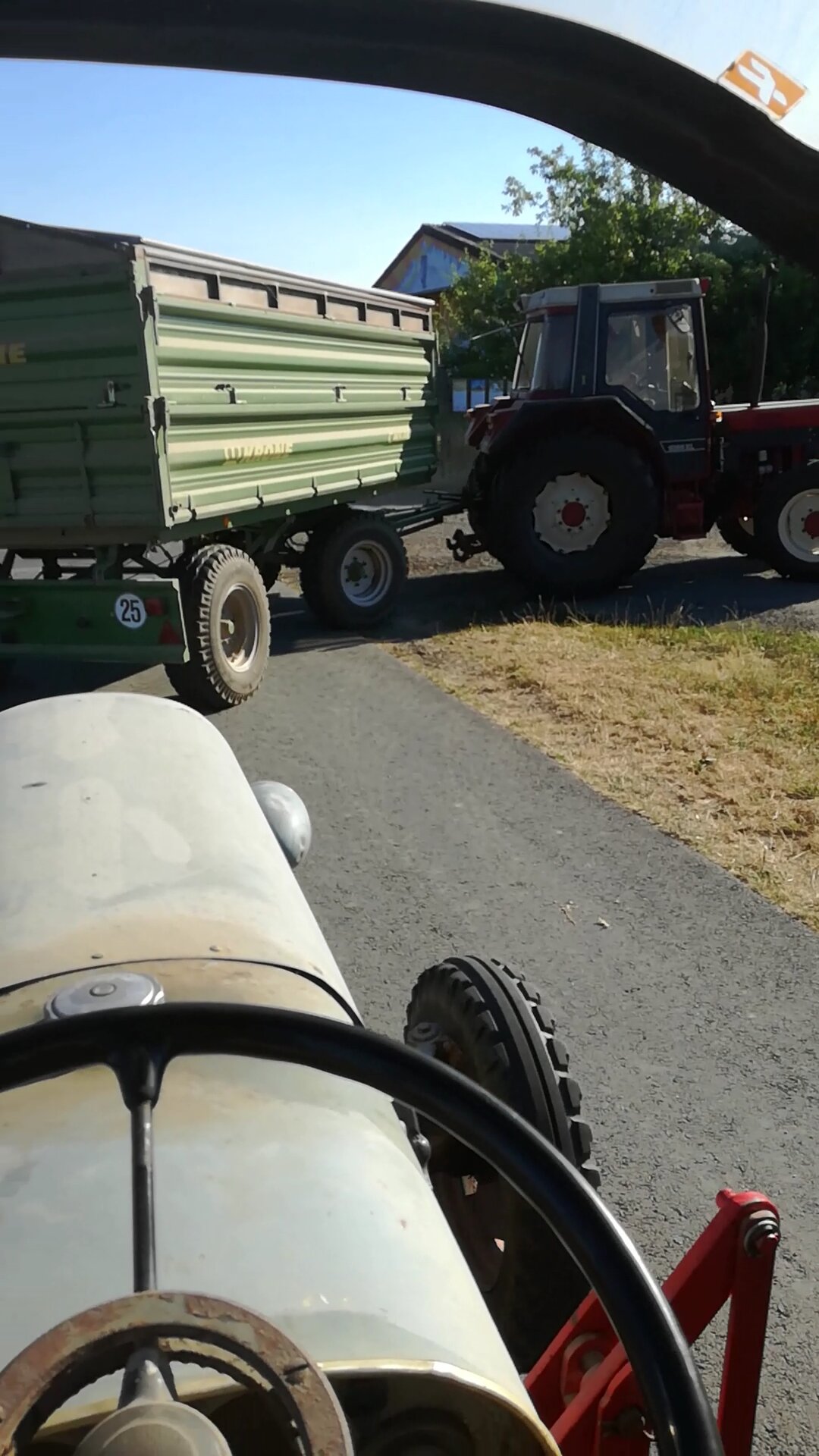 Krone Emsland anhänger mit dem IHC 844