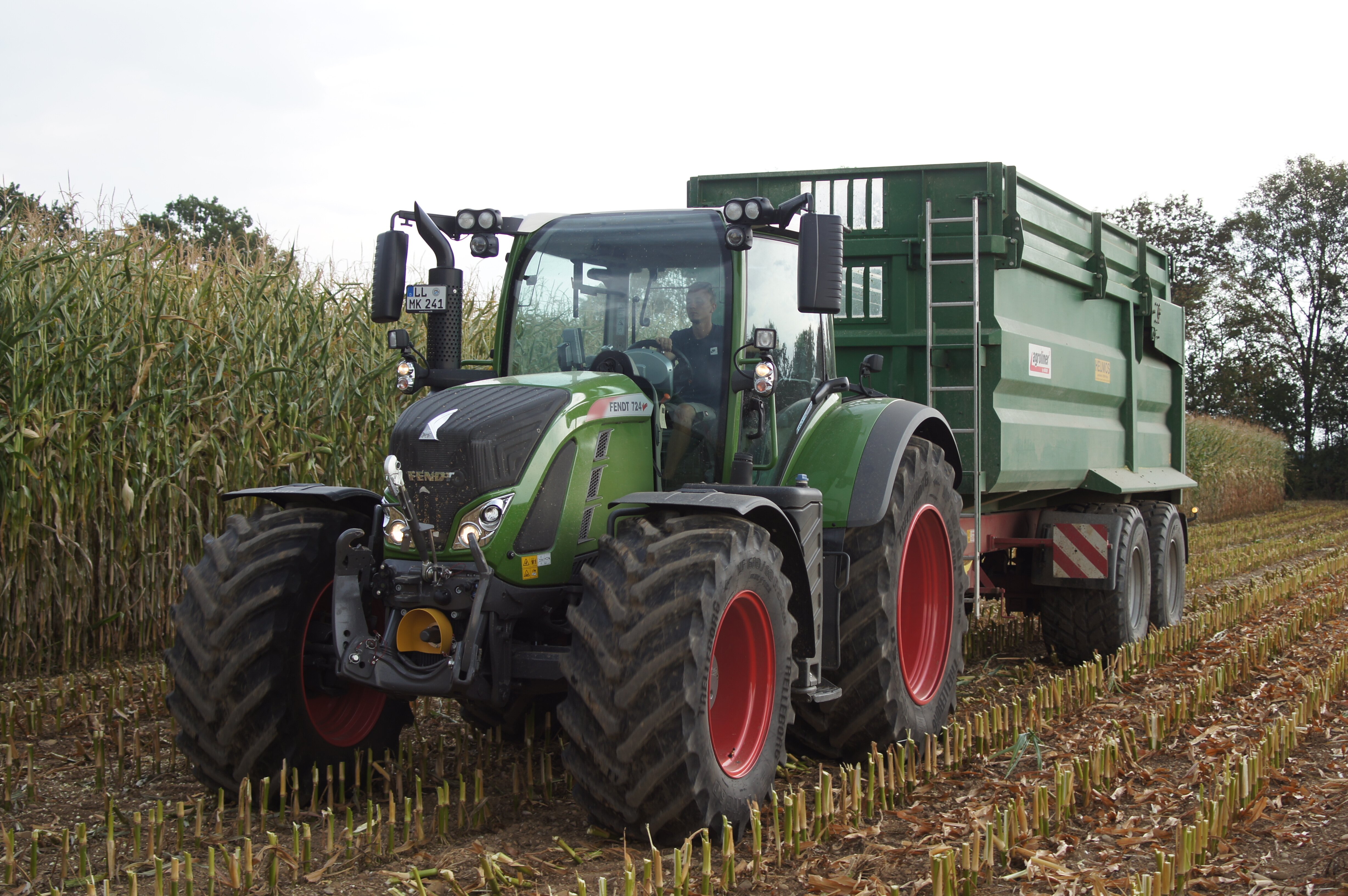 Fendt Vario 724 S4 mit Agroliner Kipper