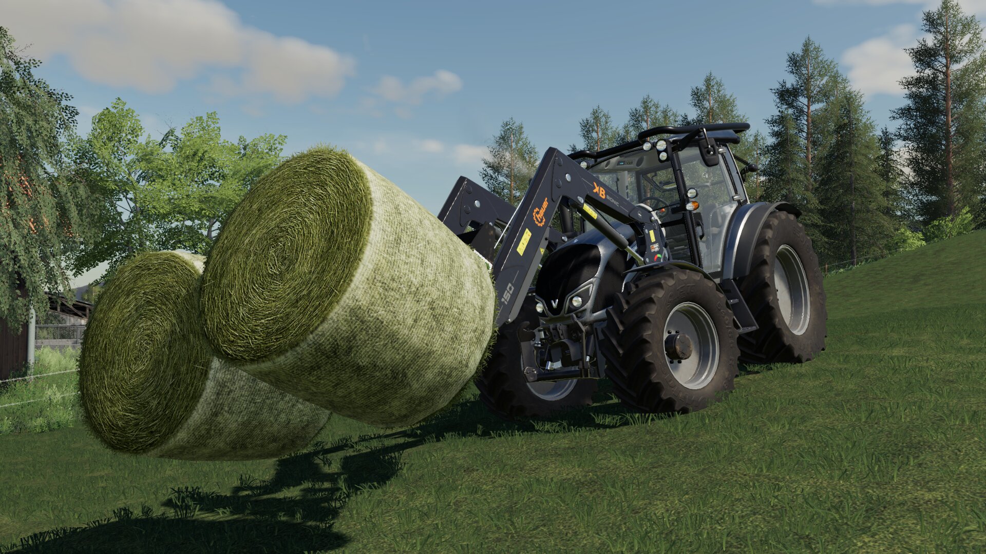 Valtra A-Serie beim Ballenladen in Steinbach