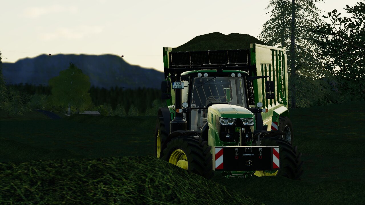 Ladewagen voll erste fuhre zum Hof