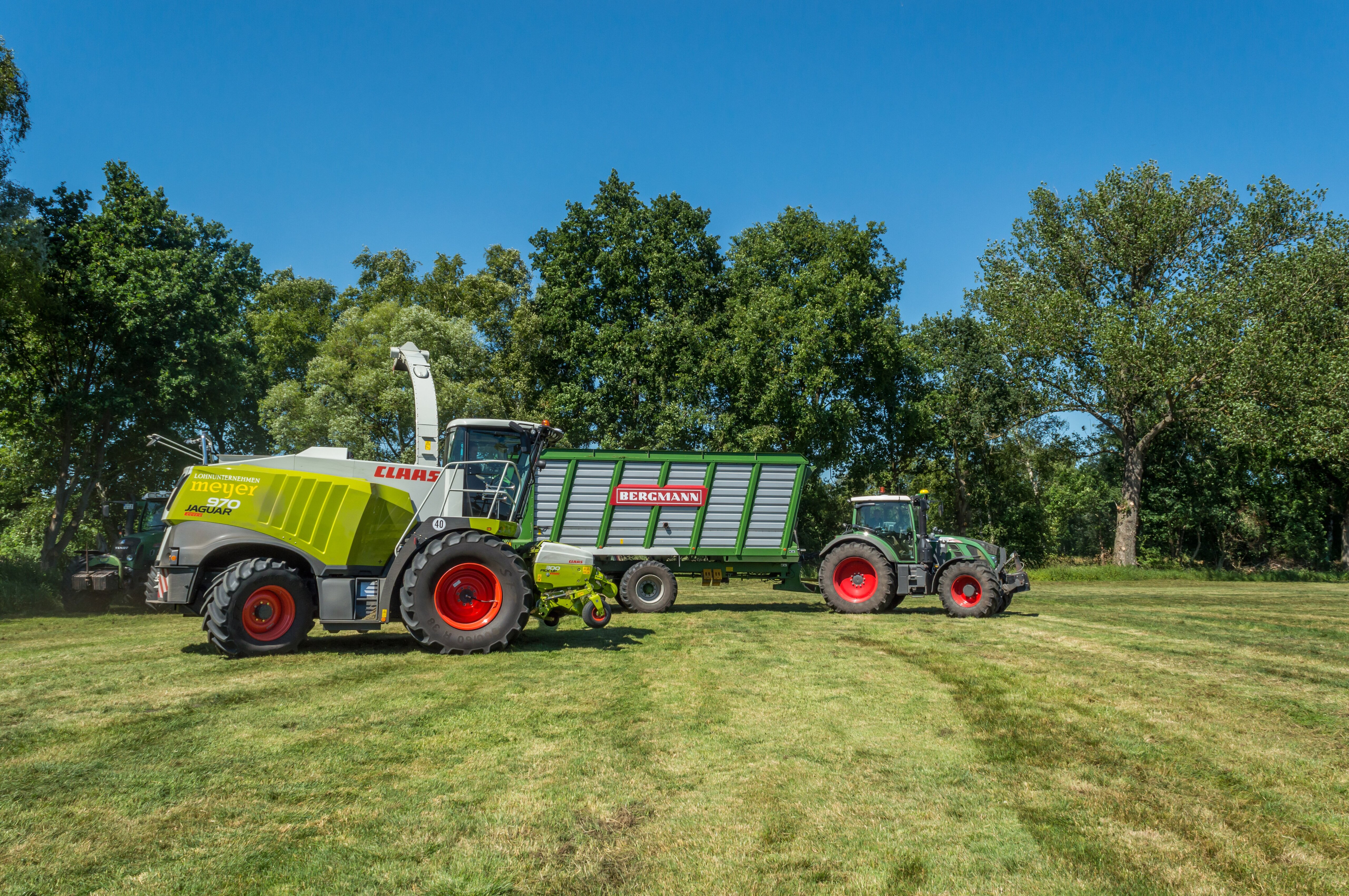 Fendt 724 mit Bergmann HTW & Claas Jaguar 970