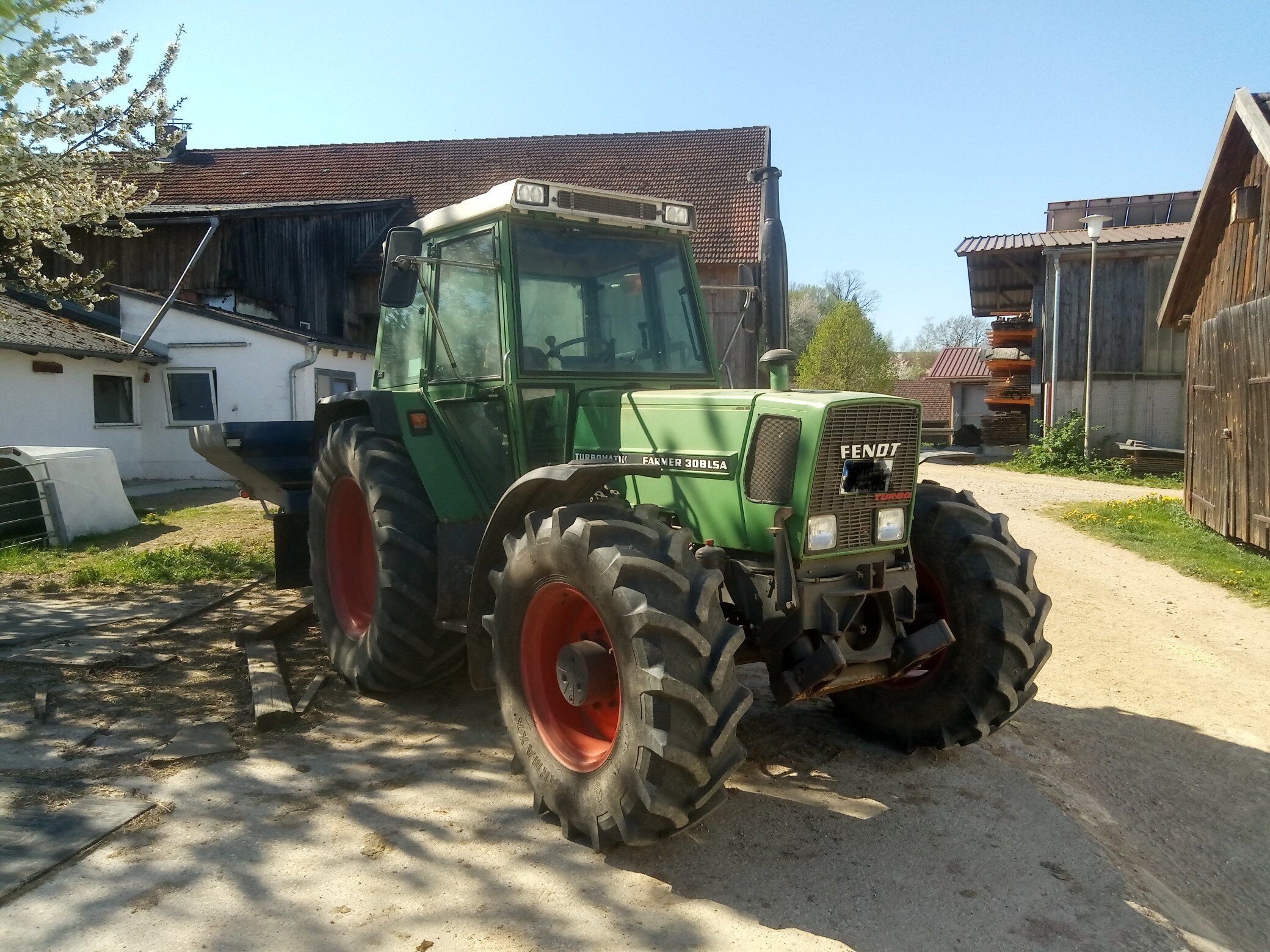 Fendt Farmer 308 am Düngerstreuer