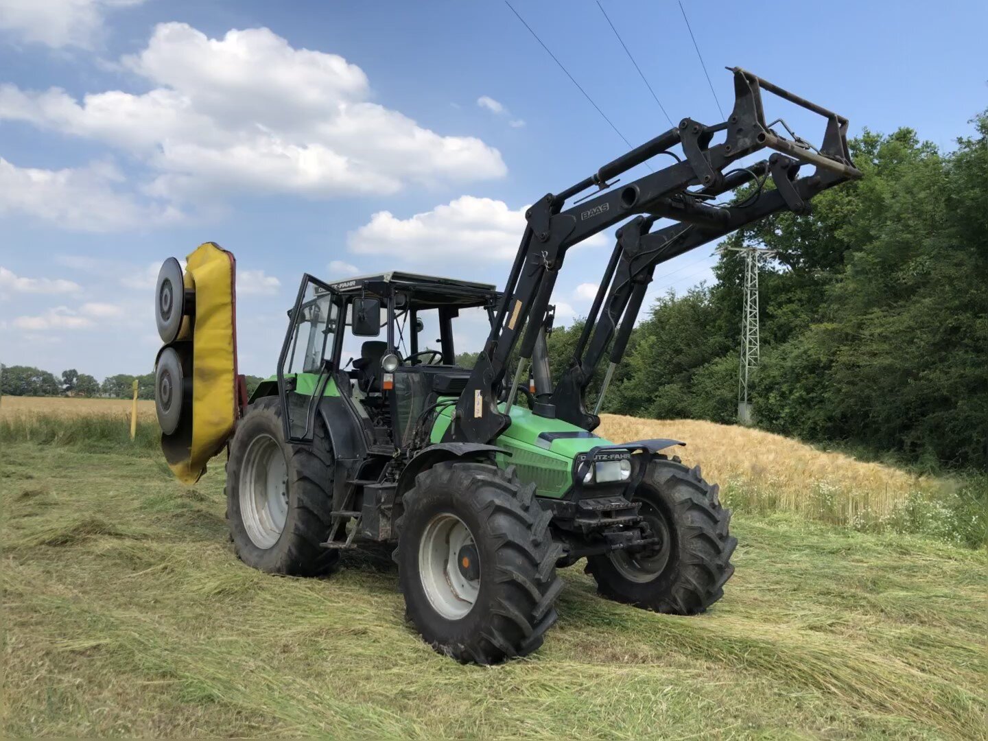 Gras mähen mit dem Deutz AgroXtra 6.07