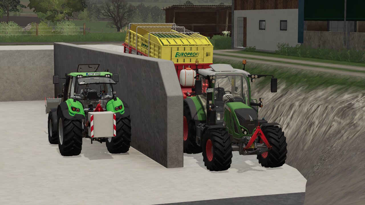 Nach dem schwaden hab ich sofort den 516 an den Ladewagen drangehangen und das Frische Gras ins Silo eingefahren