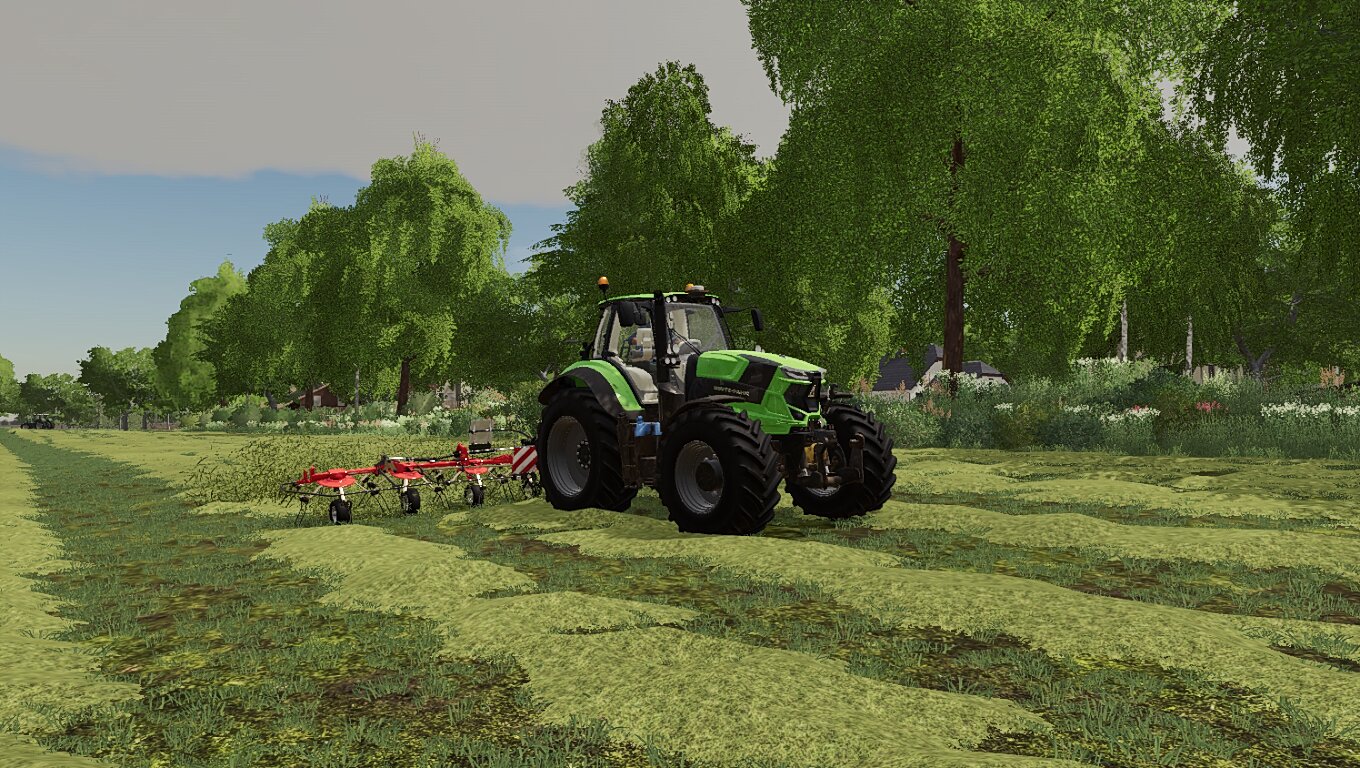 Mit den Deutz Fahr7250 TTV Gras wenden auf Gemeinde Rade