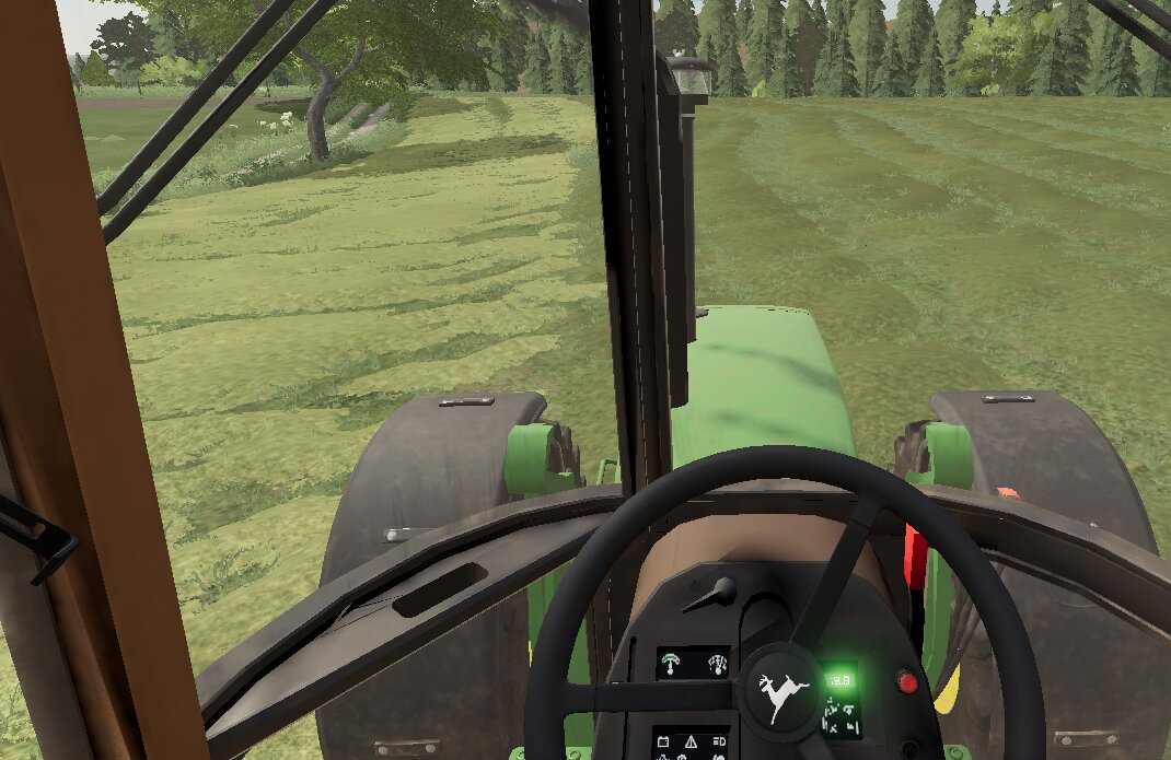 Mit dem John Deere 3050 Power Syncron das Gras wenden