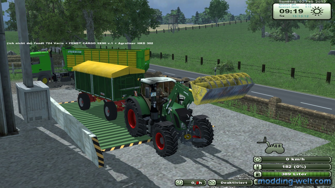 Fendt 724 SCR aus 2011 Agroliner HKD 302 mit Überladeschnecke