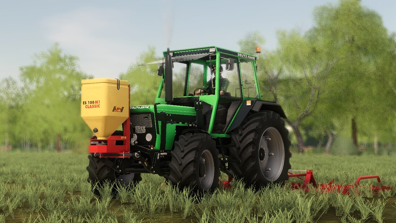 Deutz 6507c am Wiesen schleppen