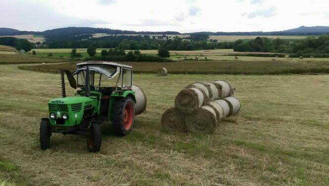 Ballen fahren im Vogelsberg mit Deutz 45 06