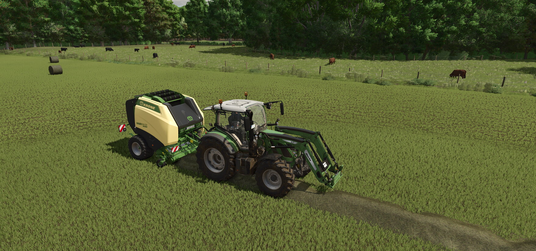 mit dem 516 am Ballenpressen.