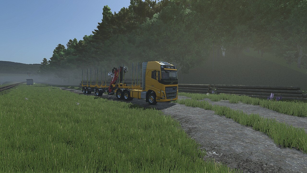 Holzanlieferung beim Holzhandel zum Weitertransport mit der Bahn