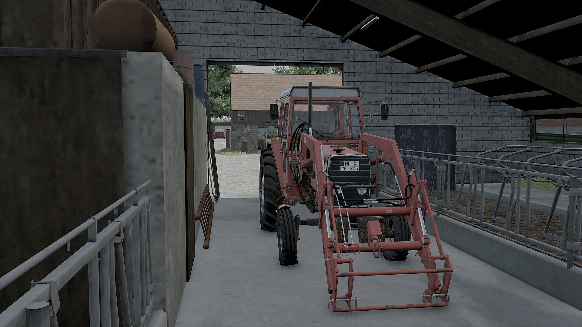 MF 275 im Stall geparkt