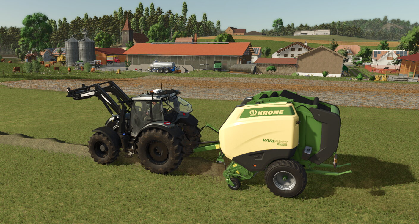 Valtra N 155 beim Pressen.