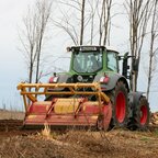 Fendt 828 Vario mit Rüfa und Forstmulcher