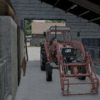 MF 275 im Stall geparkt