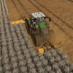 Auf dem neu Erworbenen Acker die alte Feldfrucht Mulchen.