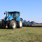 New Holland T6 mit 9m Dalbo Wiesenwalze