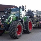 Fendt Vario 724 S4 mit Marchner Güllefass.