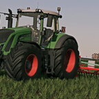 Fendt 927 am Gerste striegeln