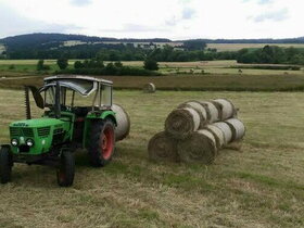 Ballen fahren im Vogelsberg mit Deutz 45 06