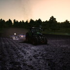 Fendt 700 Vario mit Köckerling am Grubbern