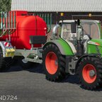 Fendt 724 Vario S4 mit 15 Kubik Fuchsfass und 15m Bomech Schleppschuh.