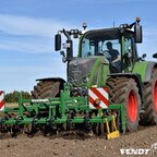 Fendt 724 Vario S4 beim Wintergerste säen.