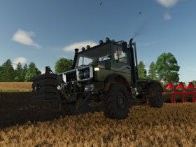 Unimog U1650 beim Pflügen
